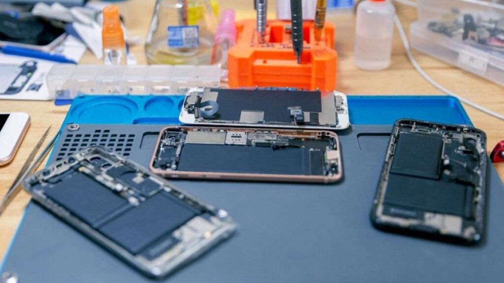 Do Phone Repair Shops Go Through Your Phone